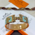 hermes 爱马仕手镯 原版定制 20Mm宽版手环 珐琅工艺太考验师傅的手艺了 要确保色泽手工制作好 V金高端定制 女神 都爱爱马仕火爆手镯 超精赞 各路女神