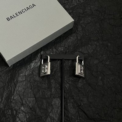 巴黎世家 Balenciaga 耳环 简单大方 大牌金质感饱满 ，搭配衣服超好看 ！