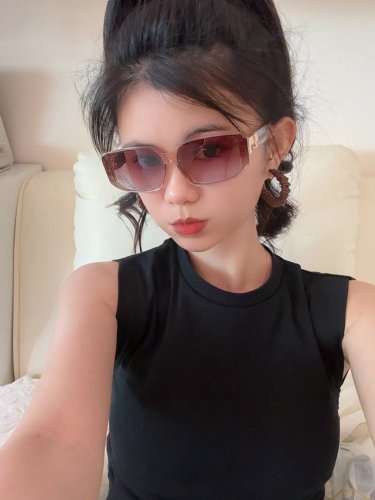 lv 2025年开春新款 潮流爆款 时尚方框太阳镜 高品质 佩戴舒适 网红潮款墨镜 型号L5551