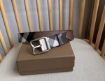 新款 Burberry 巴宝莉专柜同步上新双面两用的意大利制腰带 选用格纹环保帆布精制而成 反面采用光滑皮革 搭配镀钯金专属标识图案饰牌搭扣 宽:3.5Cm 精