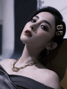 我们出品 Zp4880，量大咨询客Fu Fd双F带钻发夹 明星重磅发夹！太爱太爱了，一眼变钟情，上身真的会被惊艳到，美爆了！看似简单，实则不好做，做漂亮真心有难