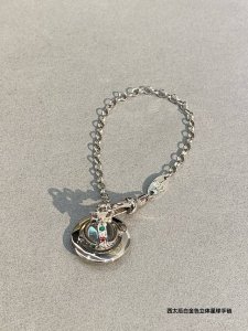西太后 Vivienne土星手链 闭眼准入没错 彩钻镶嵌 纯王粹冠球经是典的象征 闪土耀星环勾未勒来波光转流间 开启一场未与来的崭新际遇 我采们用特定华施洛珍珠
