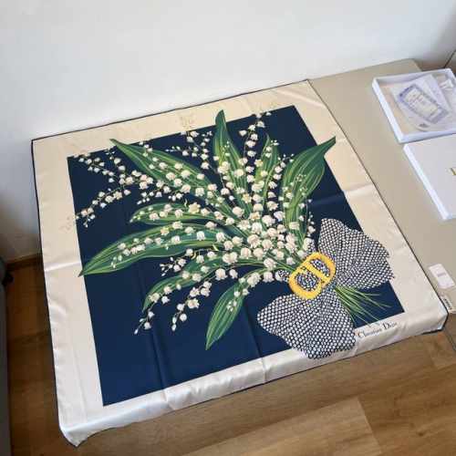 dior真丝方巾 铃兰花束放巾 顶级斜纹真丝材质手工卷边，轻奢感十足高端重磅斜纹真丝完全专柜品相面料追求造型，手感挺括，鲜艳饱满色彩超级养眼！好货不等人，喜欢就