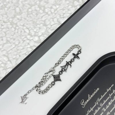 Lv Instinct 手链 Lvinstinct 手链全新加入春夏男士时尚珠宝系列 以链条串联大号 Lv 字母和 Monogram 花卉装饰 通过钩扣开合并调