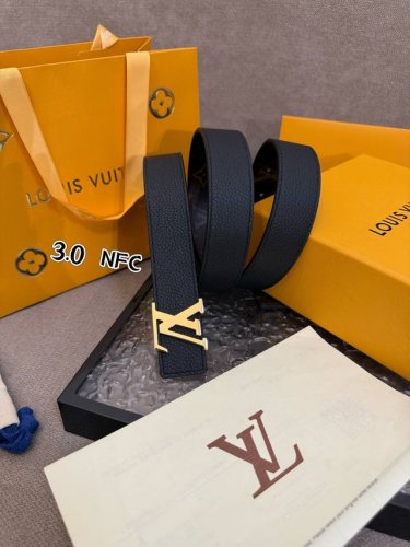 特 Lv女款腰带 全套包装 本款 3.0Cm Lv Initiales 双面腰带以经典之姿成就两式风尚 Monogram 帆布传递闲适惬意 粒面牛皮革流露雅致格