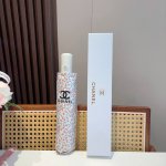 Chanel 香奈儿 三折自动折叠晴雨伞 集合香奈儿灵魂Logo为一体的设计风格高雅奢华 带在身上带来独特视觉效果 为伞而动 骄阳烈日下 有独家防晒科技 伞面选