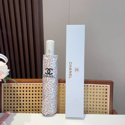 Chanel 香奈儿 三折自动折叠晴雨伞 集合香奈儿灵魂Logo为一体的设计风格高雅奢华 带在身上带来独特视觉效果 为伞而动 骄阳烈日下 有独家防晒科技 伞面选