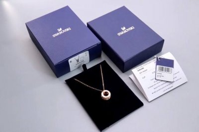 Swarovski 我的盖世英雄 系列 挚爱成双 情侣款 男女项链这款采用Gemotion镶嵌技术，使闪亮迷人的Swarovski仿水晶可在首饰上移动，犹如彩色