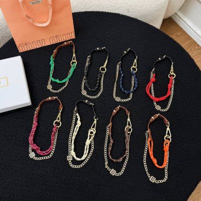 新品8色现货 -Miumiu缪缪编织绳链条包挂包链 -这款皮革挂饰可装点其他配饰 为造型增添活力趣致 饰以金属字母徽标 增添辨识度 当搭配的挂件 包包伴侣绝超方