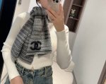 超级保暖Chanel秋冬新款！！！我能保证的是上身一定会喜欢，老友闭眼入。欢喜！！！搭配一切，Hold住一切，一披，拽得我的啊！！！！！太显档次，太显好了！！！