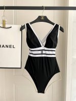 Chanel泳衣适合多种场景的游泳衣 海边 游泳池 温泉 水上乐园 漂流都可以内搭也完全可以 连体设计遮肉显高挑 腹部有点肉肉也不影响咱美美的 背面设计大露美背