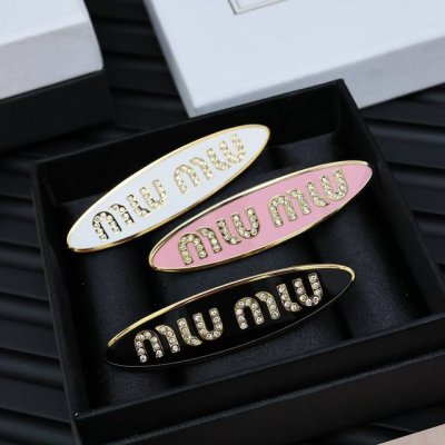 Miumiu 糖果色珐琅椭圆发夹 miumiu的Logo设计元素 极简主义 不只是简单 每个细节都透露出气质美感 是夏季不可缺少的小精致 一眼就被这款吸引了 非