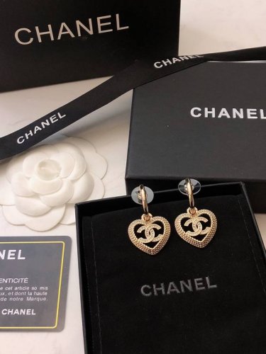 Chanel香奈儿24批耳环系列来啦 小香镂空编织爱心耳钉 水钻 Blingbling 美到犯规 爆款单品
