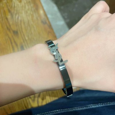 新款Ysl 圣罗兰雕刻字母窄版玫瑰金配炭黑手镯18 精钢保色原装材质 Yves Saint Laurent 创立于1961年 优雅抽象大胆别致的设计风格使它成为
