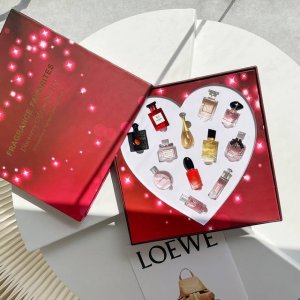 专柜品质 怦然 心 动 十二件套 为她准备的12个最爱的香氛气味 整个套盒由12支 5Ml-7.5Ml香水 而组成 整套一共12支 小支旅行装 里面包含: 迪奥