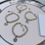 高品质范思哲手链美杜莎头像原单货专柜新款开模复古潮流时尚必备 男女均可佩戴 情侣款同款 摇滚朋克泰银风格 复古元素 潮流百搭 官网同款手链最新款链条档次更高明星