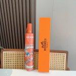 爱马仕 Herm S 新款 极品H家三折自动伞重磅呈现 以其精湛的工艺技术和源源不断的想像力 新涂层技术伞布 带来令人惊喜的遮光效果 让防晒及隔热性能更优保障