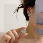 小香风新款 Chanel香奈儿满钻山茶花镶钻耳挂耳钉 原版一摸一样的原单货！高端定制 每一个细节媲美专柜正品，业内仅此一家全世界专柜自购正品打版.