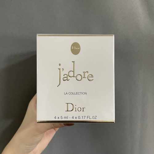 高端品质 迪奥真我香水小样4件套方盒实拍到货四件套装包含：迪奧真我純香香水5Ml，迪奧真我淡香精5Ml，迪奧真我情柔淡香水5Ml，迪奧真我心悦淡香水5Ml。非常