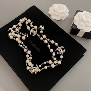 高品质 细节如图 半珠半钻 香三双C珍珠长链 我们家长链款式不多 But款款购入Z开发 款款对版 多重搭配方法 颗颗施华洛世奇珍珠 色泽完美 光感十足 双C一边