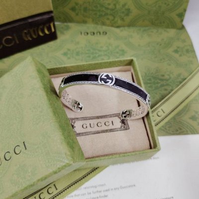 Gucci这款字母手镯上演绎为别具个性的互扣式双G造型 全新系列让富有辫识度Logo符号回归时尚前沿 传达了时尚永不落幕的理念 这款匠心饰以黑色粒面效果珐琅细节