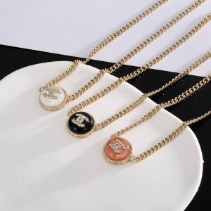 香奈儿双C纽扣项链 双C Logo非常秀气，再加上满镶施华洛水晶，Blingbling超级灵动适合日常各种搭配！项链