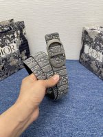 2025新款这款腰带巧妙融合优雅与时尚，彰显 Dior 的精湛工艺。采用黑色皮革精心制作，饰以 Kumo 藤格纹，以全新方式呈现经典图案。腰带长度可调节，搭配金