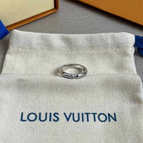 新款原单货Lv 戒指Louis Vuitton 路易威登 戒指专柜一致材质 火爆款出货 设计独特 复古前卫 男神、美女必备。 码数：6、7、8码