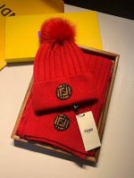 F家。 羊毛套装帽子-带狐狸毛球 经典套装帽子！材质 ：70%羊毛30%兔毛。帽子围巾！暖暖哒超级舒服～冬日小姐姐减龄神器哦～这个冬天你就差这么一套套装帽子啦～