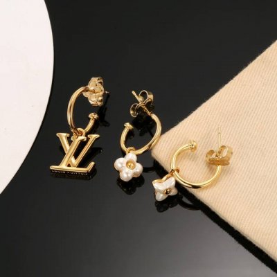 精工版本 路易威登三件套四叶草耳钉 秉承精湛匠艺 以锻造耀目 Lv Twig 抛光色泽成就经典 Lv 字母的自然化身 流露品牌格调 明星同款 经典百搭