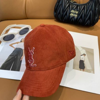 特批 Ysl字母刺绣灯芯绒棒球帽 韩系风 一款简单休闲风的棒球帽 减龄百搭 适配度很高 字母刺绣部分也很精细 出街拍照拗造型非常加分 男女同款 随意搭配