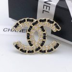 编号Xxz0046 Chanel 小香牛皮革双C胸针，高端品质，专柜同材质，真正黄铜，离子电镀，独家实拍图做工精致细腻，重工版本，超级仙女唯美的一款，做工超级细
