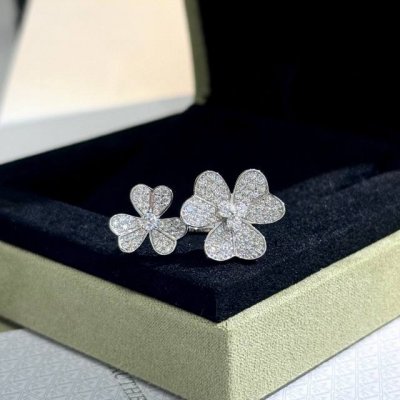 van Ca 三叶草双花 开口戒指 Frivole系列 精选德国进口材质搭配18厚金 完美复刻 做工精细 高端工艺技术 美翻了 开口可微调 戒指