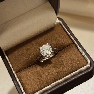a4125 仿真钻 卡家 经典婚戒 牛角 三克拉 钻石 戒指 Bling Bling 闪耀 优雅个性美丽 时尚款怎么戴怎么美奢侈精致 爆款 678码数齐 电镀厚