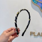 配包装 Chanel 香奈儿 新款小香发箍，新品甜美珍珠头箍，网红爆款推荐 搭配高端双ＣLogo ，超精致时尚百搭！