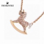 swarovski 童趣粉钻木马 锁骨项链 这款让人回忆起童年的美好时光。其独角兽装饰上的密镶Swarovski仿水晶，甜美精致的设计，是送给特别的她的上佳选择