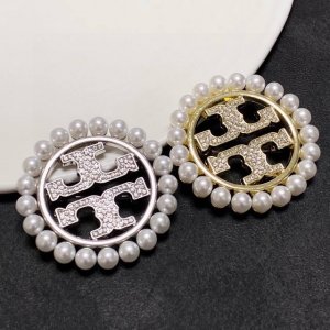汤丽柏琦 Tory Burch+ Tb是最懂女人的饰物。那些倾注了全部心血去做自己的女人，往往更珍惜胸针的意义！女士把胸针别在帽子上，并告诉那些模仿她的时髦女士