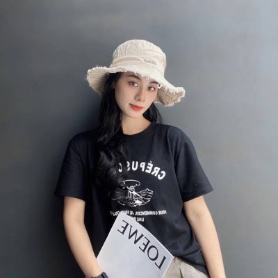 jacquemus 粉嫩渔夫帽必入入 还有一款百搭杏色 可调节大小 夏季渔夫帽又悄悄登场了 帽子抽绳设计 可调节大小 头围 标准57Cm