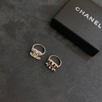 Chanel 香奈儿 简约复古珍珠戒指 精选精致质重工打造 适合各种各样手指 码数678