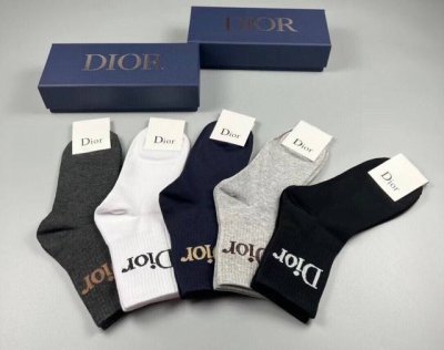 特 Dior 迪奥D家新品短款袜子 一盒五双 纯棉材质 上脚柔软舒适 经典的D家字母Logo 炒鸡Nice大牌出街 潮人必备超好搭