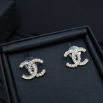 Chanel半钻 珍珠耳钉大小适中 双C中的天花板 超立体新造型火爆了全网 Vintage即视感 香香女孩必买款 上身真的好抢镜 可甜可盐