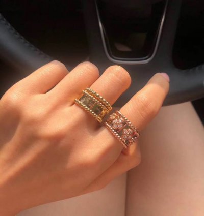 我们出品 万花筒戒指 perléE四叶幸运图案戒指 可订做真金真钻版，量大咨询客Fu perléE Clovers系列作品饰有Van Cleef & Arpel