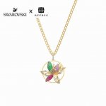 P150 施华洛世奇Swarovski 兰心锁爱 真挚爱意玉兰花项链 这款闪亮夺目的项链揉合了优雅格调和纯净魅力。其绚丽多姿的玉兰花由绿色、粉红色和紫色Swar