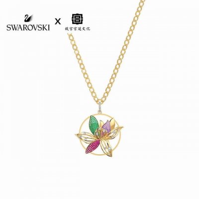 P150 施华洛世奇Swarovski 兰心锁爱 真挚爱意玉兰花项链 这款闪亮夺目的项链揉合了优雅格调和纯净魅力。其绚丽多姿的玉兰花由绿色、粉红色和紫色Swar