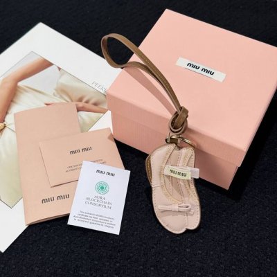 新品 -Miumiu缪缪皮革芭蕾舞鞋子挂绳挂件 -Miu Miu 衣柜中的独特元素变身为手袋的珍贵配饰 实现俏皮而个性的组合 这款皮革手袋的灵感来自著名的Miu