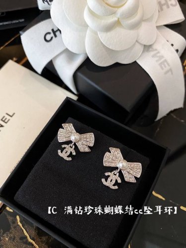 编号Xed0899 Ch Nel蝴蝶结水钻双C耳钉 春夏新款，超级火爆找的人超级多金色，很温柔的一款耳环，精致好看，日常搭配很赞！