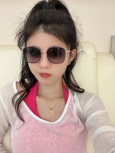 gucci墨镜2025新款 方框设计再优雅的同时还能在视觉上修饰脸型，敲显脸小，不挑脸型 复古的马衔扣配上独特的紫色镜片，复古感十足 可盐可甜 镜腿采用G家经典