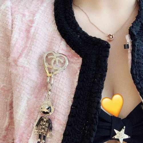 编号Xxz0124 香奈儿爱心胸针 Chnel 金属镂空桃心胸针，很有质感 22P新款，断货王，金属+简约设计，很有质感，镂空的设计，整体非常的轻盈，佩戴舒适，