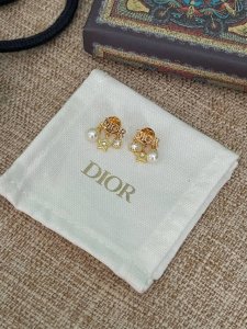 高品质 细节如图 D左右流苏耳钉 认准我们出品 D*R 短款流苏耳钉 Zp一样黄铜材质 设计精美 经典元素点缀 做工精良 最关键的超级洋气百搭 搭配各种露肩服饰