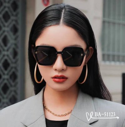 巴黎世家-Balenciaga . 宝丽来树脂镜片 . Tr镜架轻便佩戴舒适 . Size 65-13-145 . 新款太阳镜减轻强光负担 明星同款 遮挡有害光